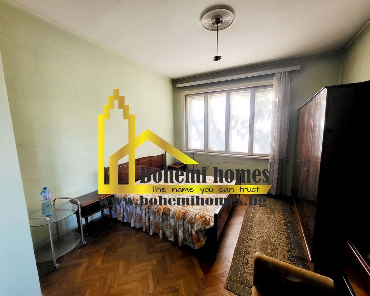 Продажба на Четиристаен Етаж от Къща с Двор и Паркомясто в Центъра на Пловдив - 0
