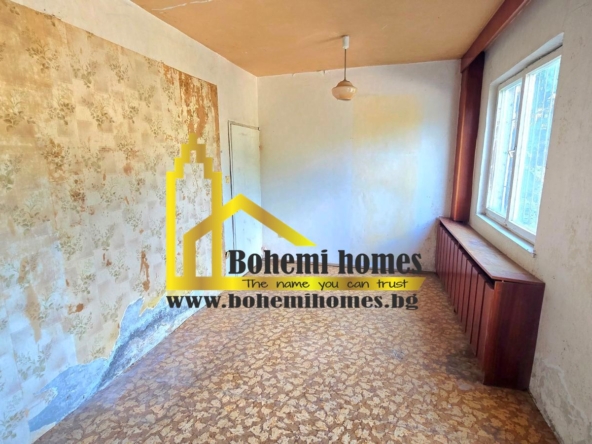 Продава Тристаен Апартамент с Четири Помещения До Белите Брези в Кючук Париж | Пловдив - 0