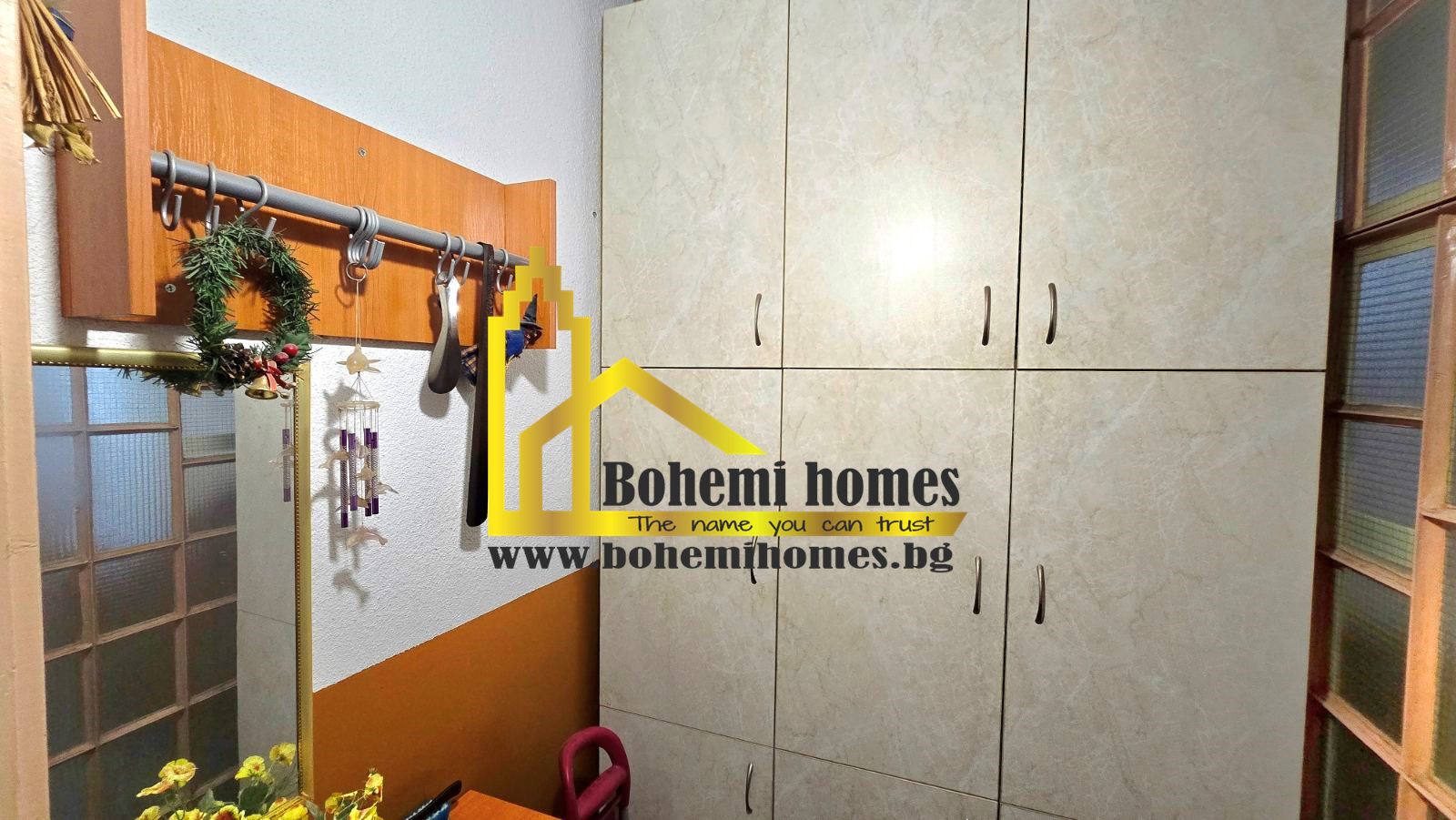 Продава Двустаен Апартамент с Три Непреходни Помещения до Стария Град в Центъра | Пловдив - 0