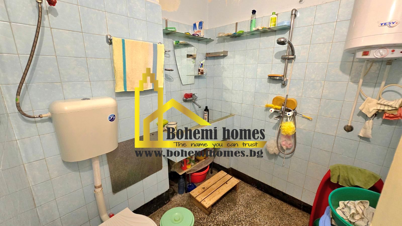 Продава Двустаен Апартамент с Три Непреходни Помещения до Стария Град в Центъра | Пловдив - 0