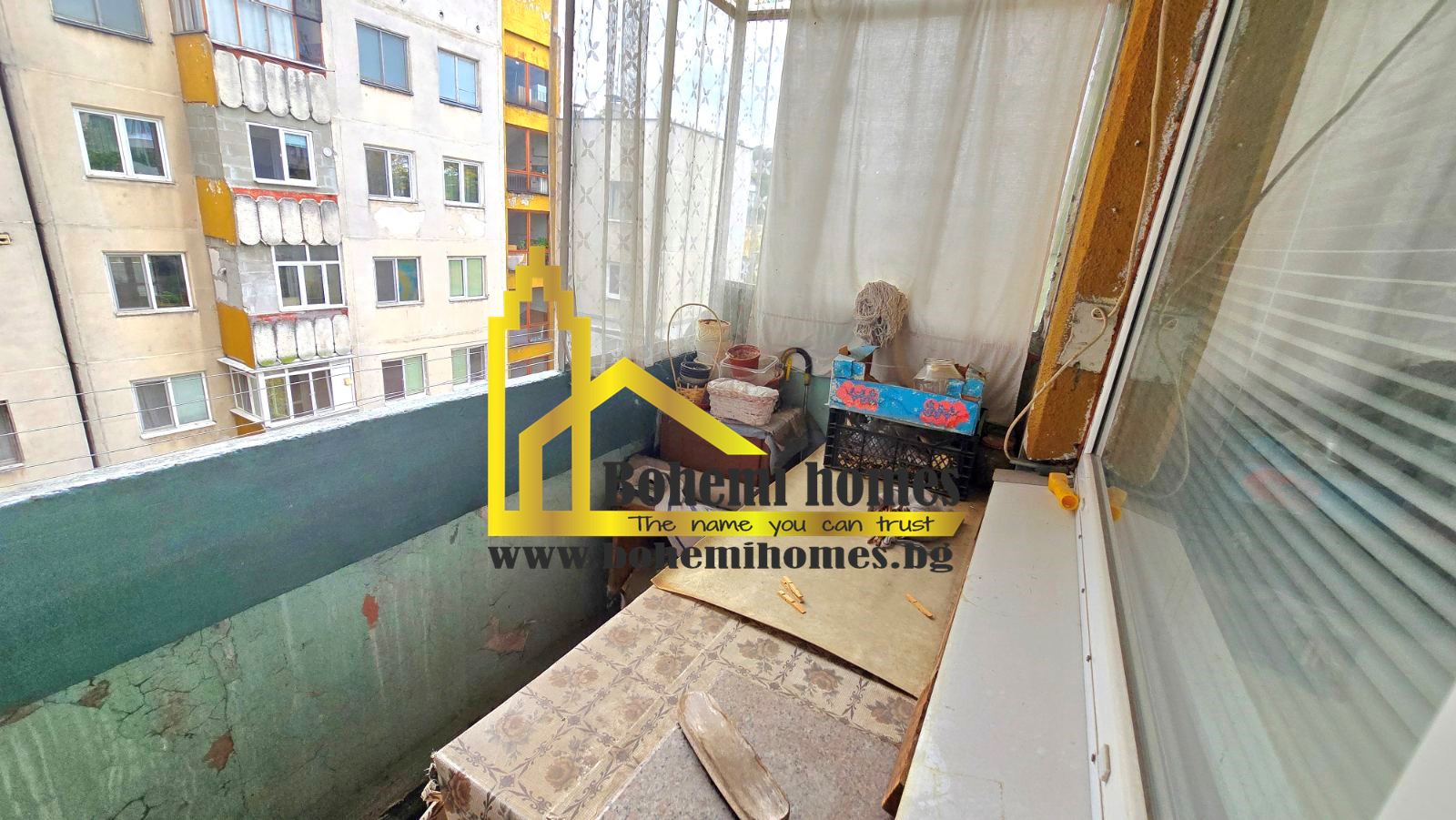 Продава Двустаен Апартамент с Три Непреходни Помещения до Стария Град в Центъра | Пловдив - 0