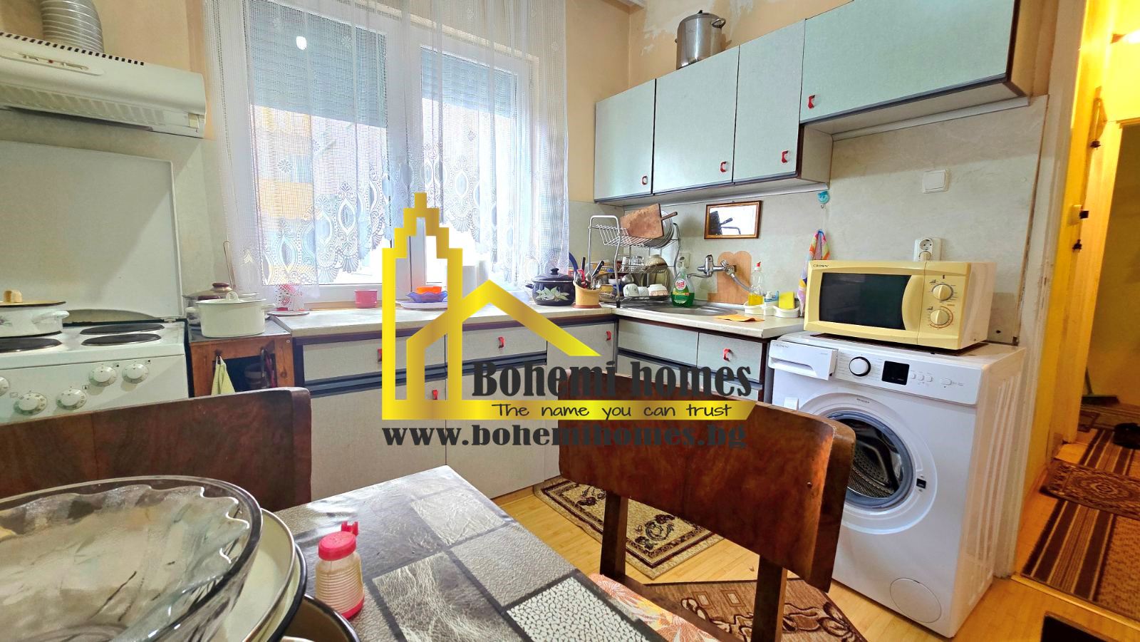 Продава Двустаен Апартамент с Три Непреходни Помещения до Стария Град в Центъра | Пловдив - 0