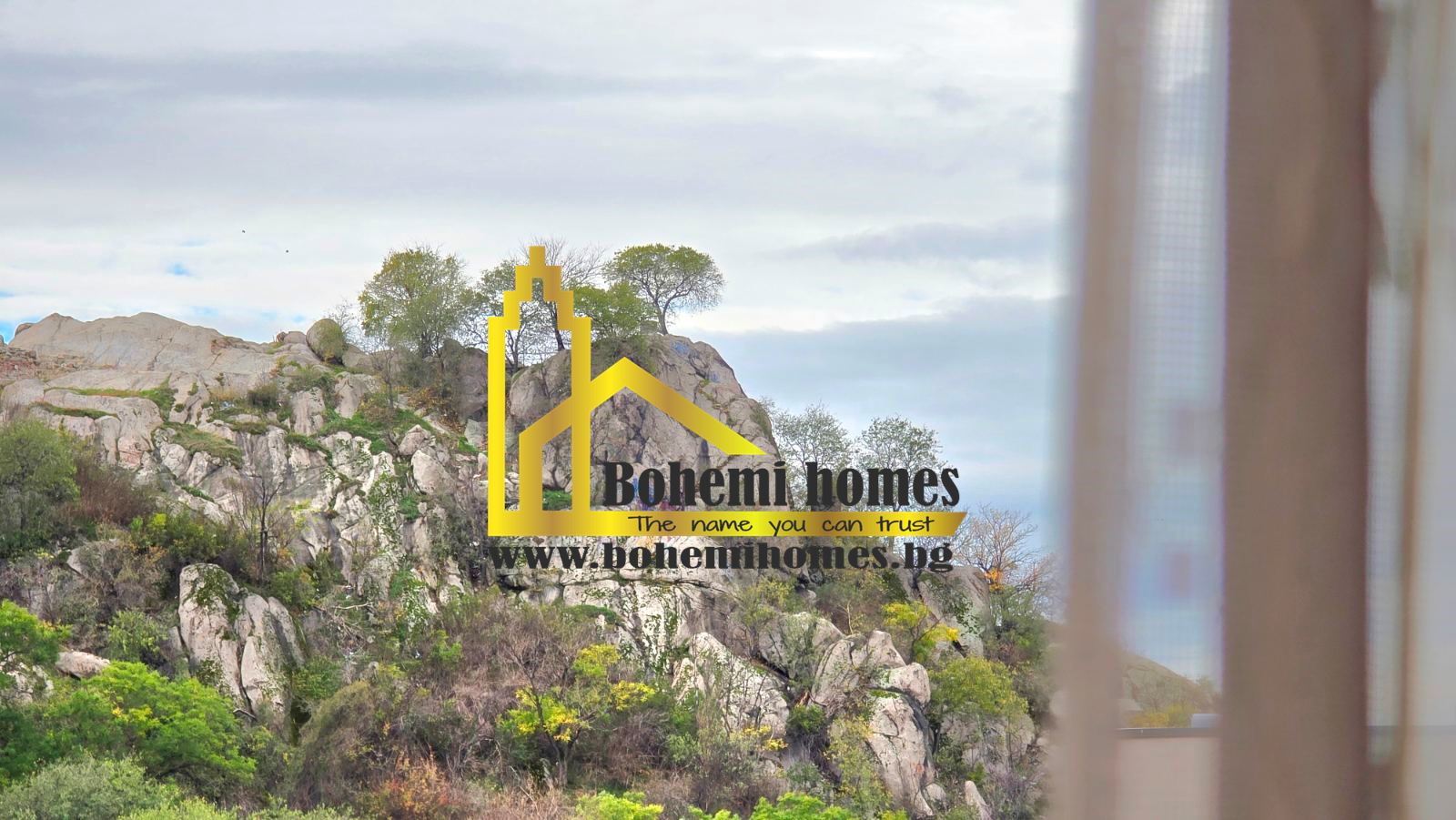 Продава Двустаен Апартамент с Три Непреходни Помещения до Стария Град в Центъра | Пловдив - 0