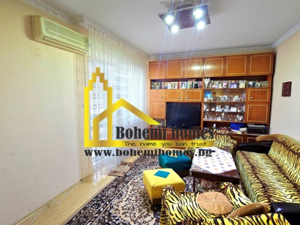 Продава Двустаен Апартамент с Три Непреходни Помещения до Стария Град в Центъра | Пловдив - 0