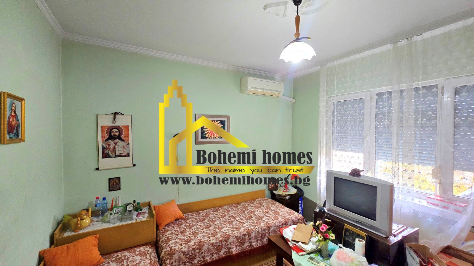 Продава Двустаен Апартамент с Три Непреходни Помещения до Стария Град в Центъра | Пловдив - 0