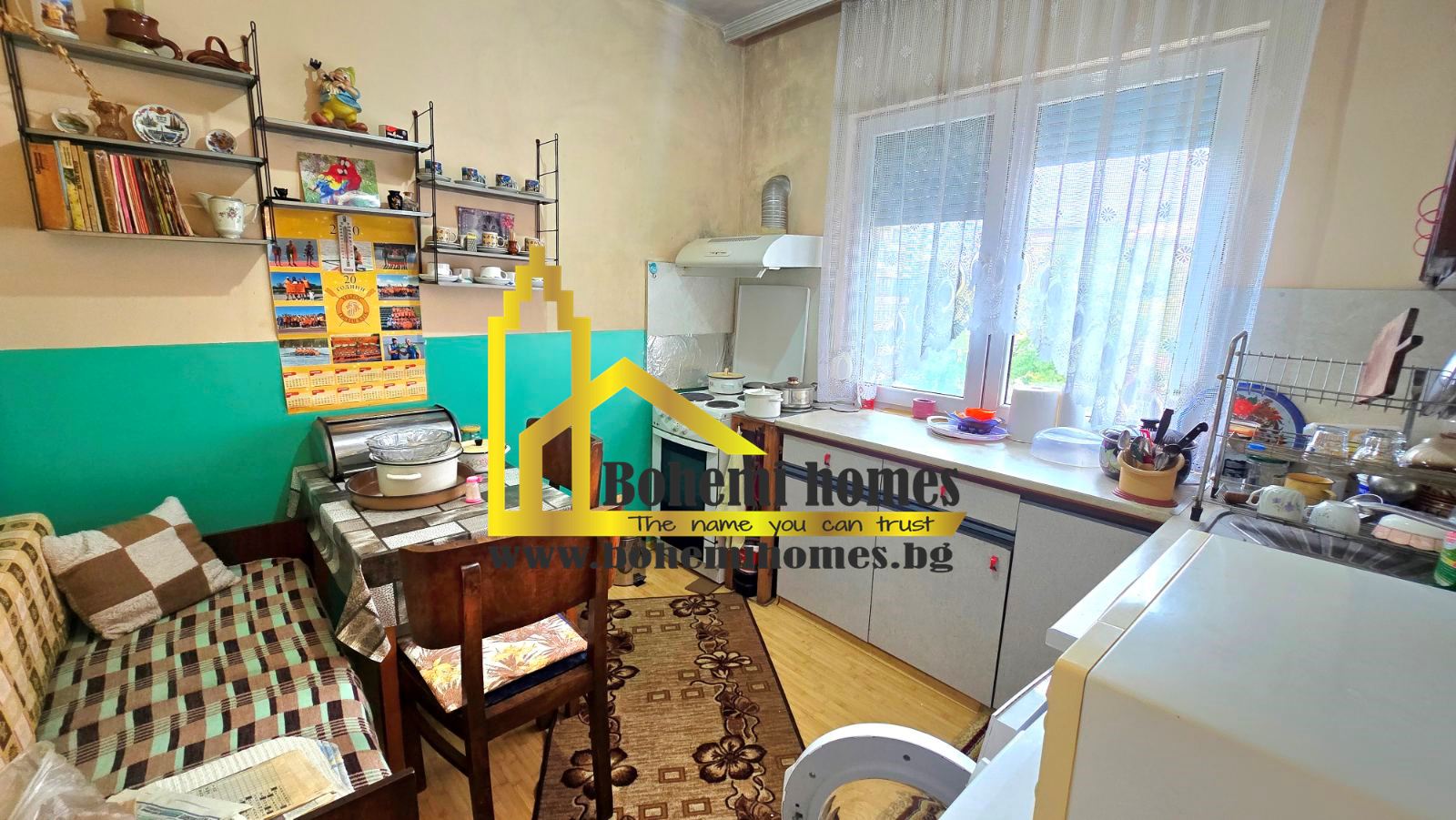 Продава Двустаен Апартамент с Три Непреходни Помещения до Стария Град в Центъра | Пловдив - 0