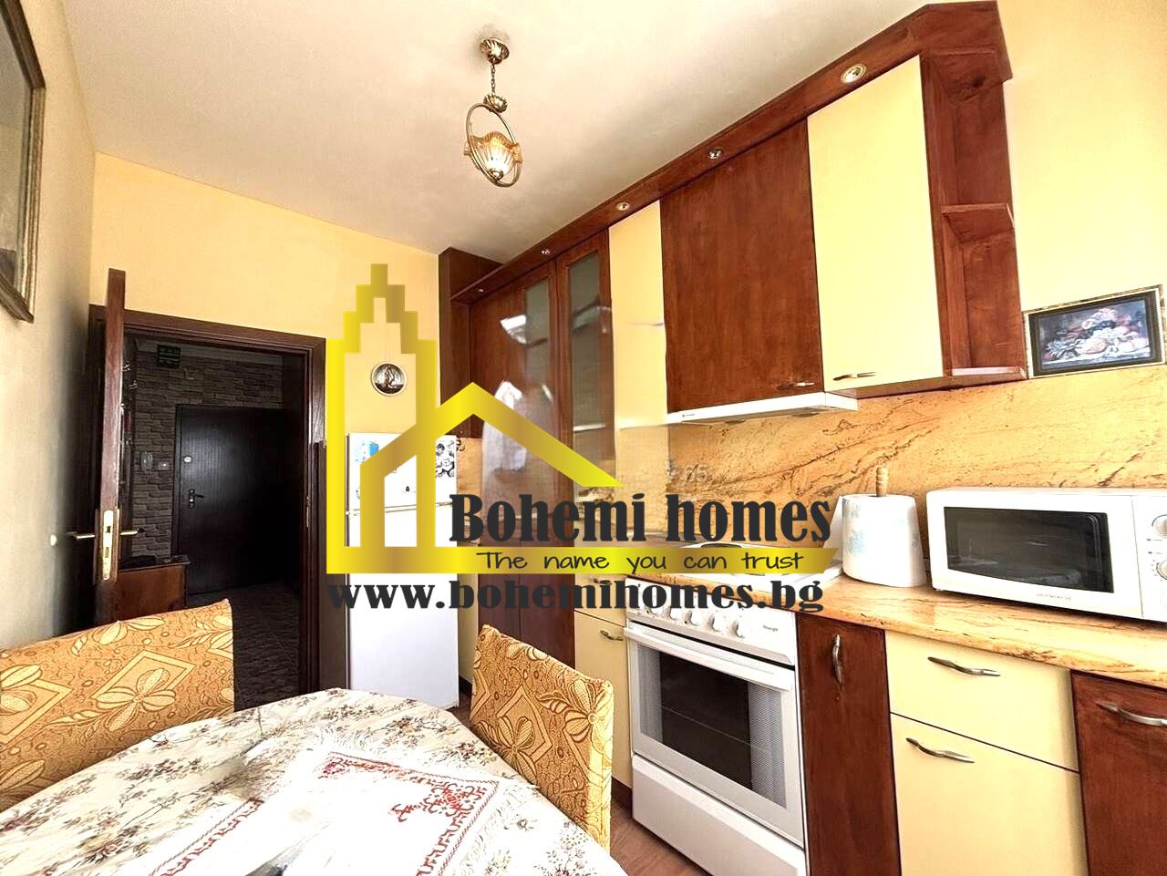 Продава Двустаен Апартамент с Три Помещения и Голяма Тераса в Кючук Париж | Пловдив - 0