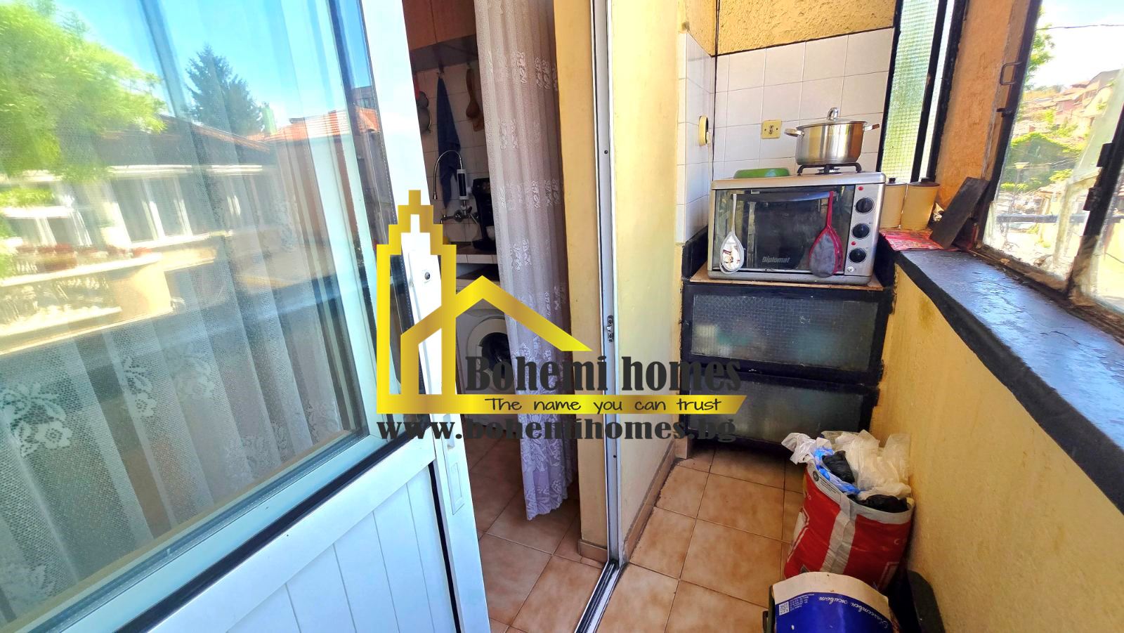 Продава Тристаен Тухлен Апартамент с Четири Отделни Помещения До Стария град в Центъра | Пловдив - 0